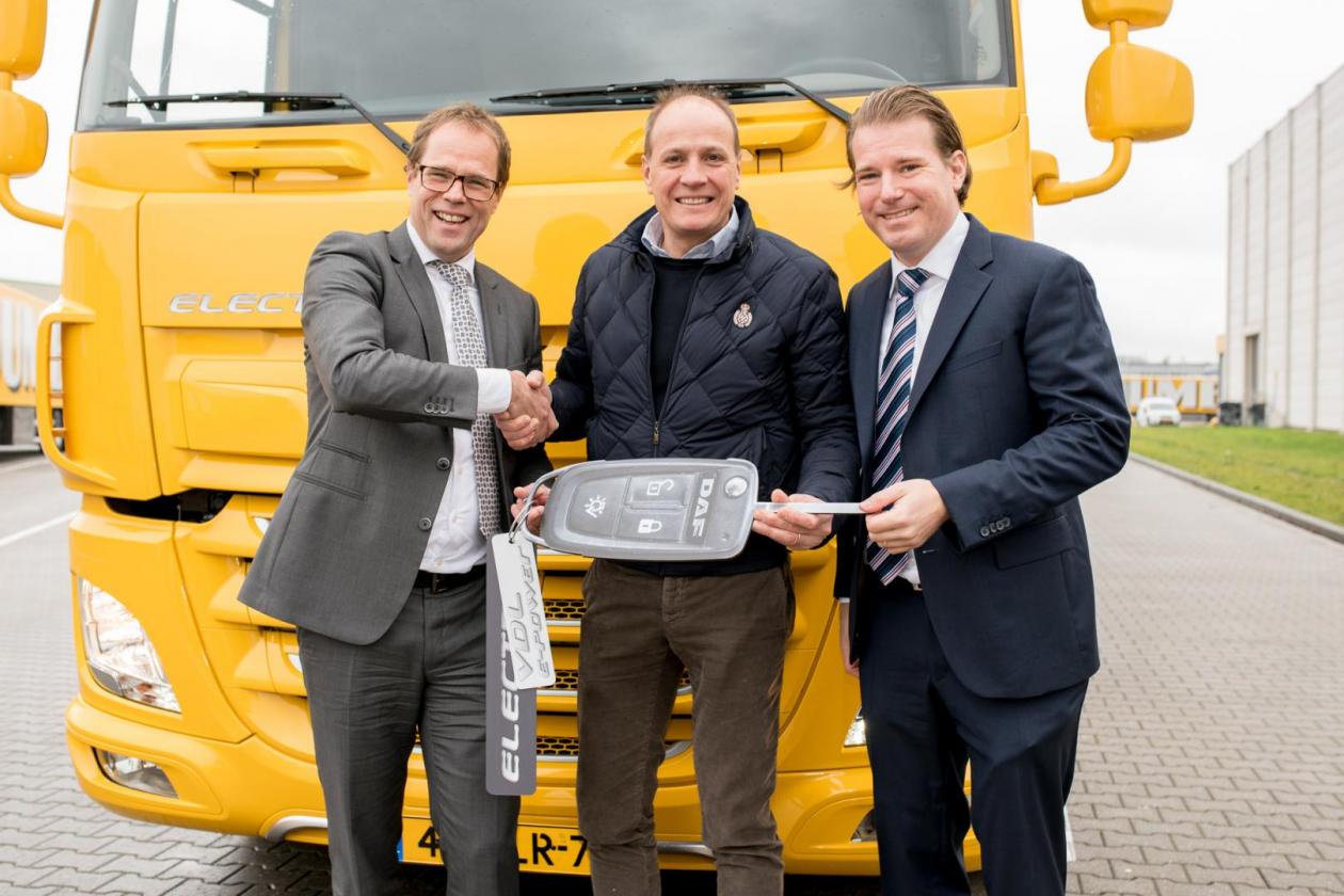 VDL en DAF leveren eerste elektrische truck aan Jumbo